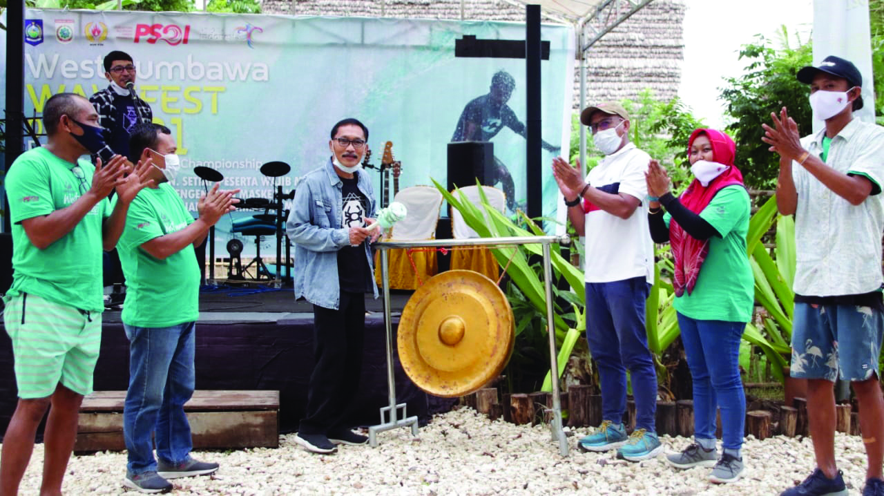 SURFING: Ketua KONI NTB H Andy Hadianto (tiga dari kanan) mengikuti pembukaan Surfing Contest Lombok-Sumbawa di Pantai Sekongkang, Sabtu (7/2). (KONI NTB for Lombok Post)