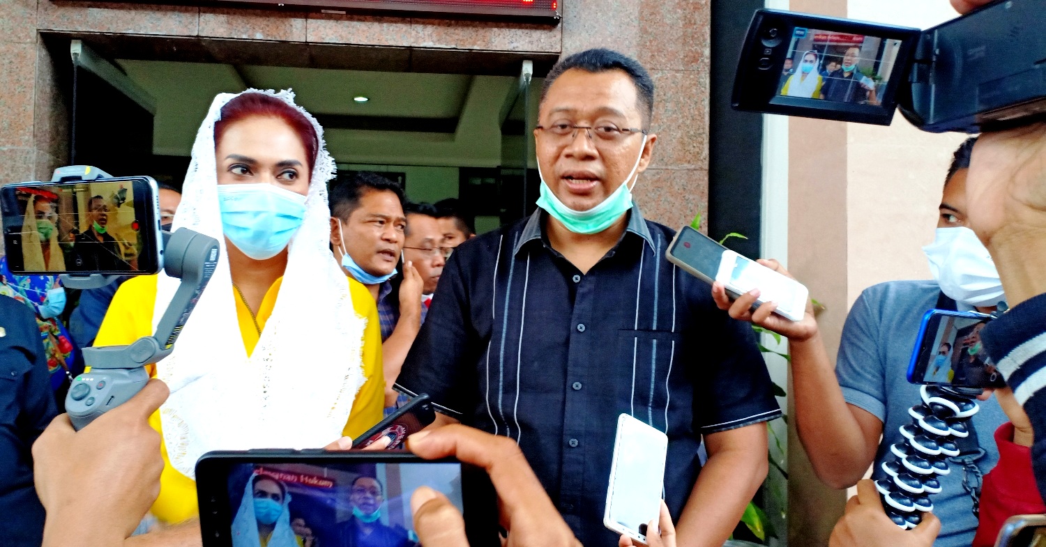 DUKUNGAN MORIL: Gubernur NTB H Zulkieflimansyah dan Anggota DPR RI Sari Yuliati mendampingi keempat IRT dalam sidang perdana di PN Praya, Lombok Tengah, Senin (22/2/2021). (Dedi/Lombok Post)