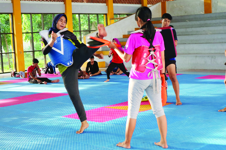 PENINGKATAN KAPASITAS: Atlet taekwondo berlatih di Gelanggang Pemuda dan Olahraga Mataram, beberapa waktu lalu. (Dok/Lombok Post)