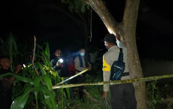 OLAH TKP: Anggota Polsek Jerowaru sedang melakukan olah TKP dugaan bunuh diri Kecamatan Jerowaru, Sabtu malam (13/2) lalu. (Foto: Syarif for Lombok Post)