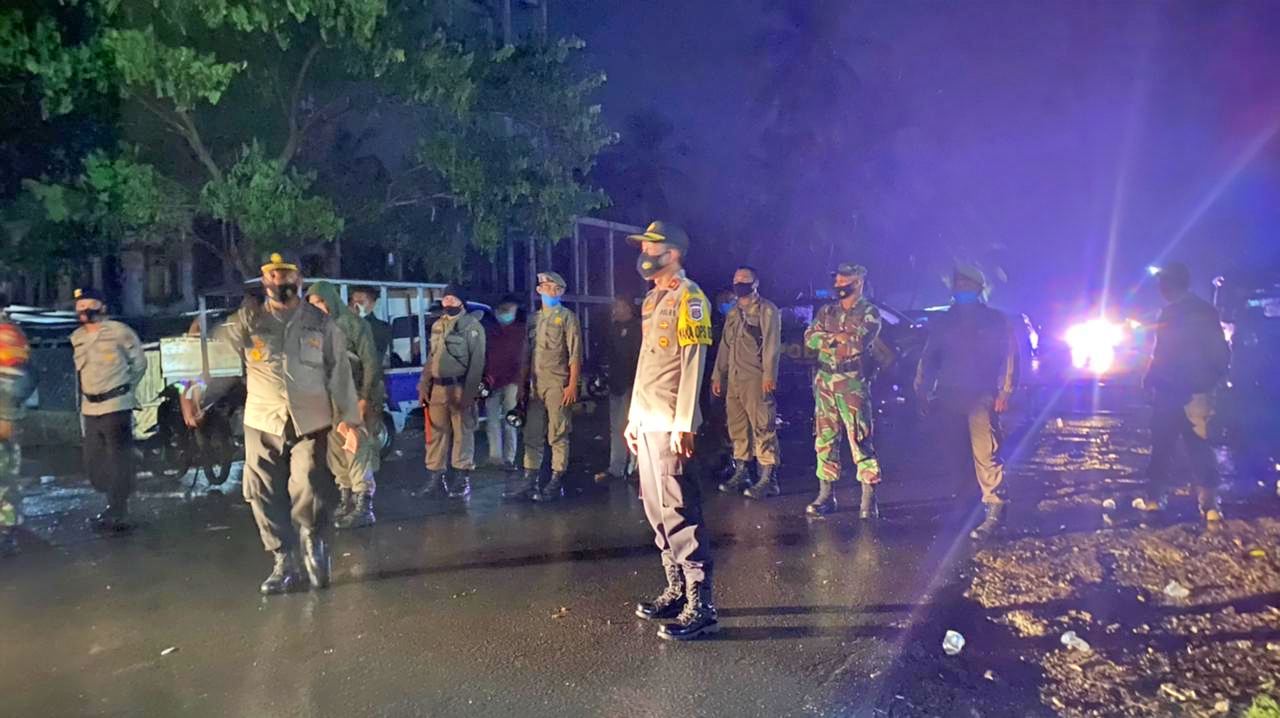 JAGA KETAT: Kapolres Lotim AKBP Tunggul Sinatrio memimpin pasukannya saat melakukan penyekatan jalan untuk warga yang ingin pergi bau nyale ke pantai selatan di pertigaan Desa Tutuk, Kecamatan Jerowaru, Selasa dini hari (2/2). (Foto: Syarif for Lombok Pos