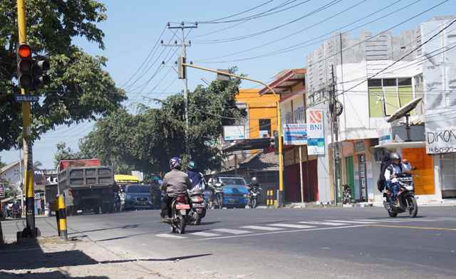MELANGGAR LALIN: Seorang pengendara terlihat melanggar rambu lalu lintas di simpang empat jalan Raya Rempung-Labuhan Lombok. Dalam waktu dekat Satlantas Polres Lotim akan memasang alat tilang elektronik Electronic Traffic Law Enforcement (ETLE) di simpang