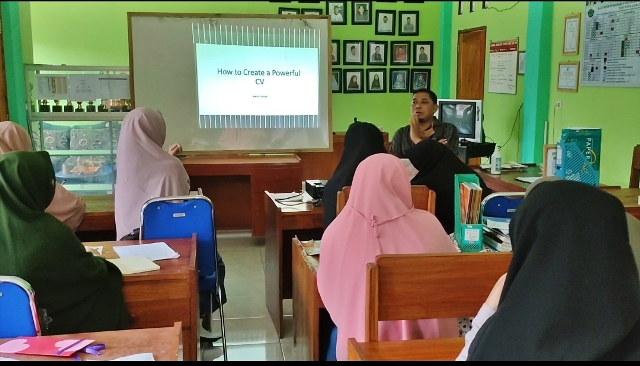PENDAMPINGAN: Tim pelatih dan pendampingan pusat bahasa Universitas Hamzanwadi Irwan Rahadi sedang memberikan materi pada peserta pelatihan Toefl dan Pendampingan Beasiswa di Ponpes Ulil Albaab NW Perian, Kecamatan Montong Gading, belum lama ini. (Fatih/L
