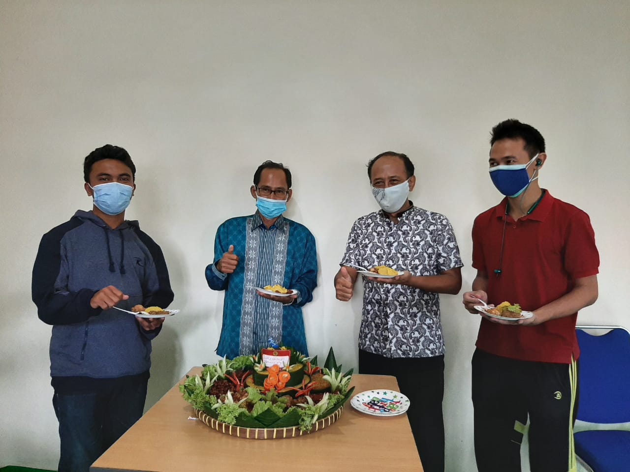 FAKULTAS PERTANIAN UNRAM FOR LOMBOK POST MOMEN BAHAGIA: Ketua Panitia Dies Natalis ke-54 Fakultas Pertanian Unram M Junaidi (dua dari kiri) dan Wakil Ketua Panitia Bambang Supeno (dua dari kanan) memotong tumpeng, sebagai tanda perayaan Dies Natalis ke-54