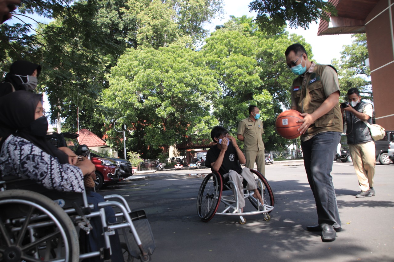 IKUT BERMAIN: Gubernur NTB H Zulkieflimansyah memegang bola basket dan ikut bermain bersama sejumlah anggota komunitas basket kursi roda di halaman kantor gubernur NTB, Senin (1/2). (Diskominfotik NTB for Lombok Post)