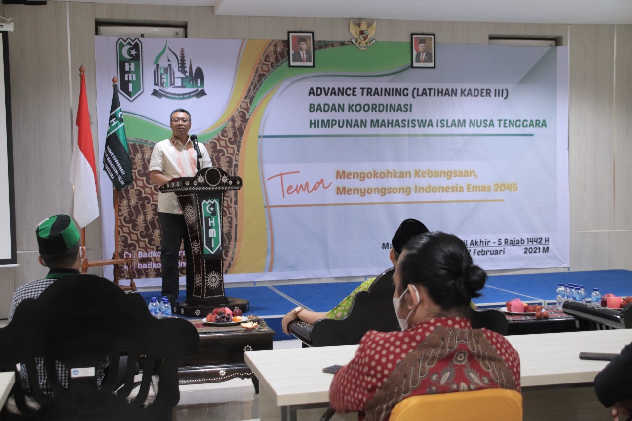 BERI SAMBUTAN: Gubernur NTB H Zulkieflimansyah (berdiri di podium) memberikan sambutan saat membuka advance training kader HMI NTB di aula BP-PAUDNI, Rabu (10/2/2021). (Diskominfotik NTB for Lombok Post)