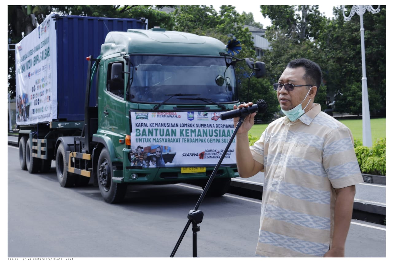 BANTUAN KEMANUSIAAN: Gubernur NTB H Zulkieflimansyah memberikan sambutan sebelum melepas keberangkatan tim bantuan kemanusiaan terdampak gempa Sulawesi Barat di kantor gNTB, Kamis (25/2/2021).