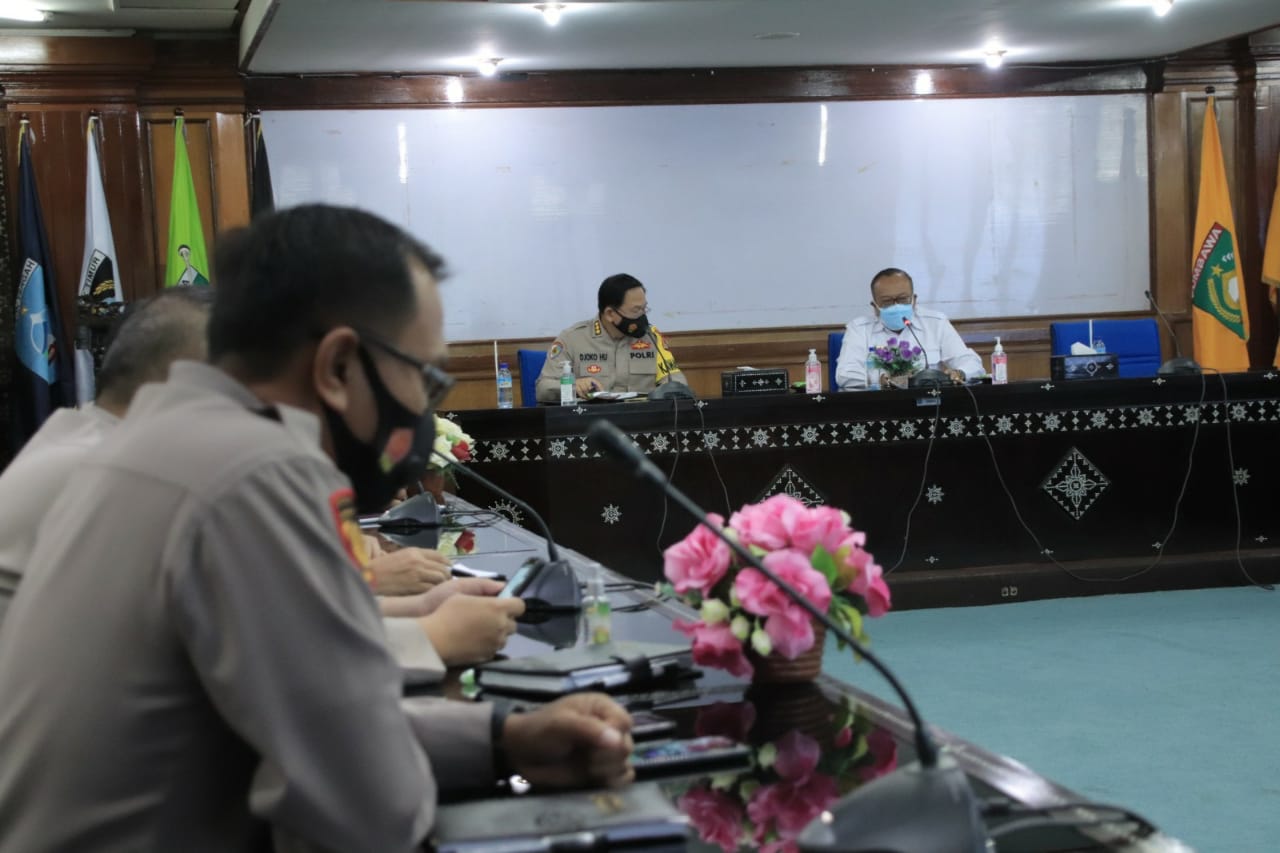 BAHAS PPKM MIKRO: Sekda NTB H Lalu Gita Ariadi (kanan/baju putih) memimpin rapat pembahasan PPKM Mikro bersama Irwasda Polda NTB Kombes Pol Djoko Hari Utomo (dua dari kanan) di kantor gubernur NTB, Rabu (10/2/2021). (Diskominfotik NTB for Lombok Post)