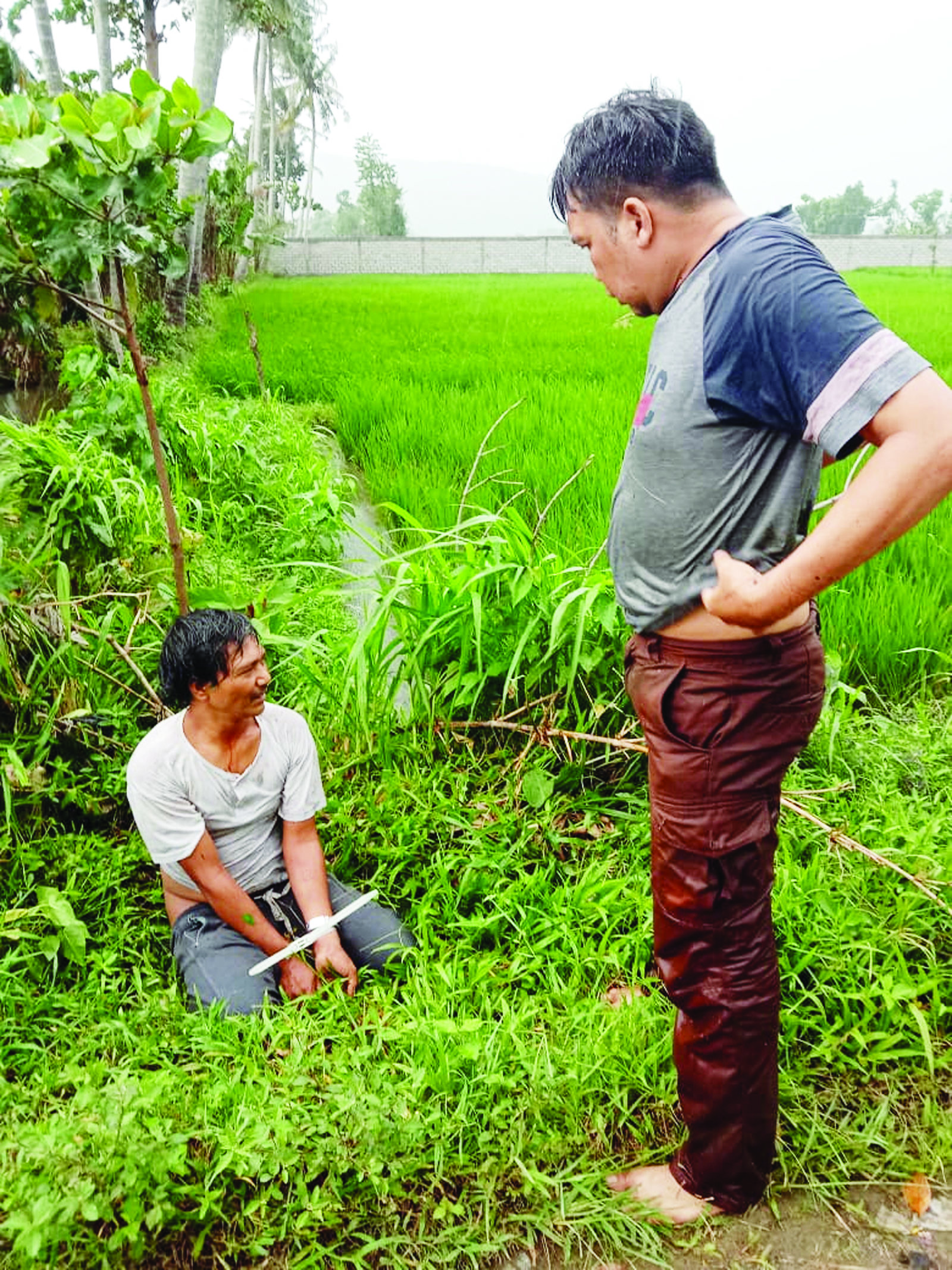 GAGAL KABUR: Terduga pengedar sabu berinisial MA (duduk) tidak berkutik setelah diborgol tim opsnal Satresnarkoba Polres Lobar, Sabtu (30/1). (Polres Lobar for Lombok Post)