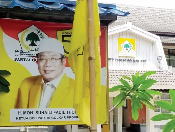 JABATAN SELESAI: Foto Ketua DPD Golkar NTB Demisioner HM Suhaili FT di Kantor DPD Golkar NTB. (LALU MOHAMMAD/LOMBOK POST)