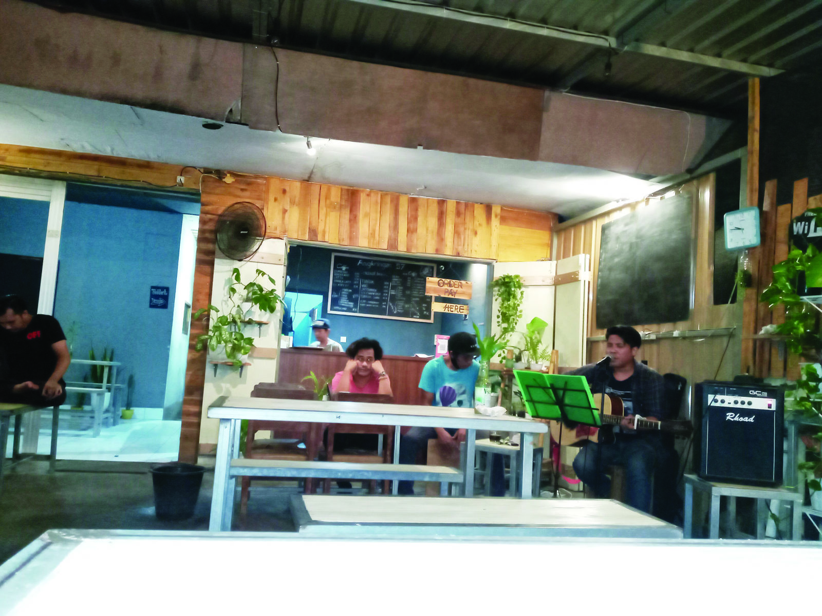 KREATIF: Owner Kafe Rain Muhammad Kurniawan membawakan lagu untuk menghibur para pengunjung di kafe miliknya di Jalan AA Gde Ngurah, Cakranegara, Mataram pekan lalu. (Rojai/Lombok Post)