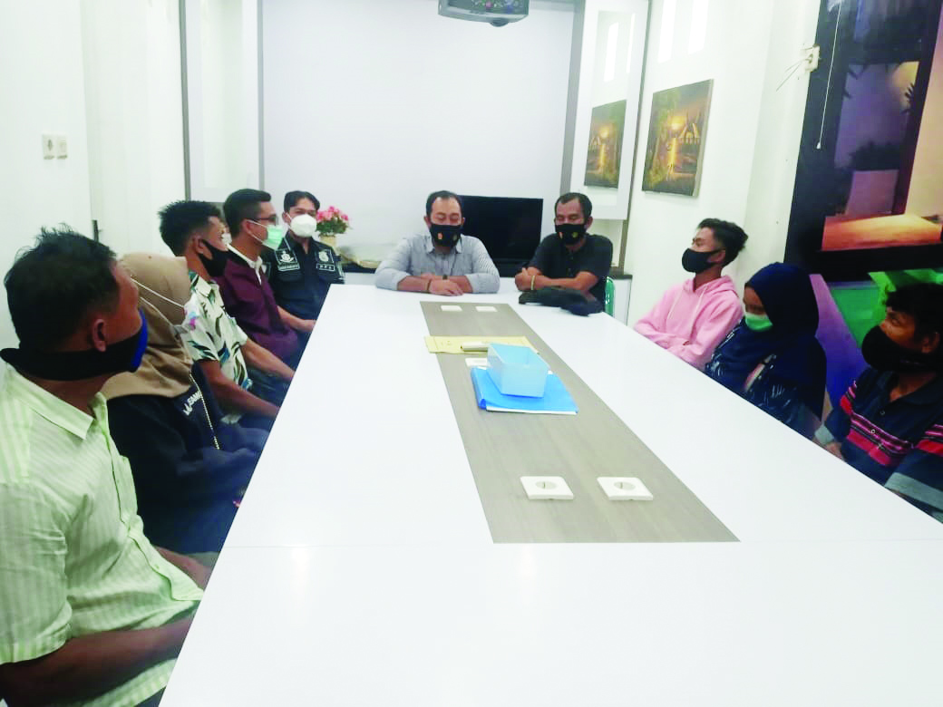 DIMEDIASI: Keluarga MJ, Ml, dan Er saat proses mediasi di Mapolres Sumbawa. (Randy/Radar Sumbawa/LPG)