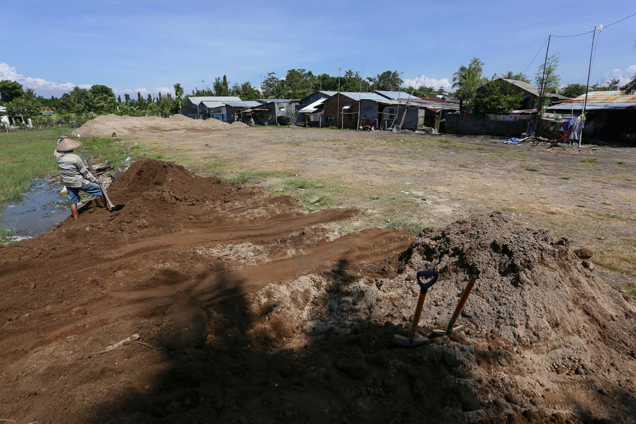 SEGERA DIBANGUN: Lahan yang akan dijadikan Rusunawa Nelayan di Lingkungan Bintaro Jaya, Ampenan, Kota Mataram mulai diratakan, kemarin. Sebanyak 218 dam truk mengangkut tanah untuk menimbun lokasi tersebut.