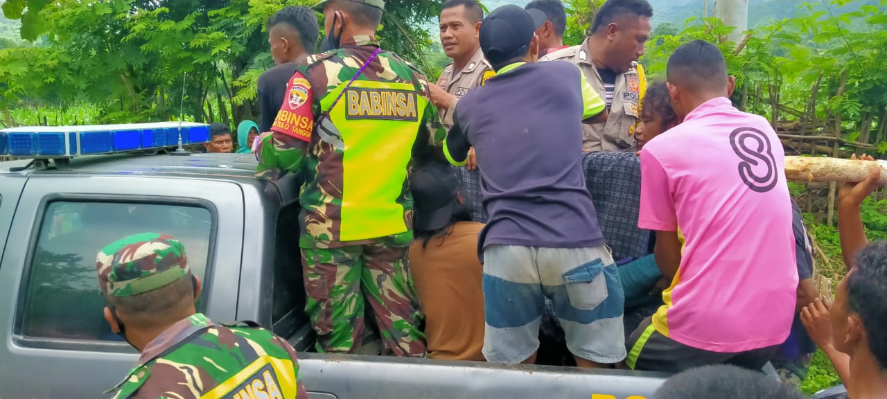 TEWAS KESETRUM: Warga bersama aparat kepolisian dan TNI mengevakuasi jenazah korban. (IST/Radar Tambora/LPG)