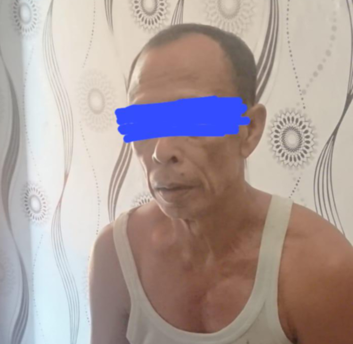 BEJAT: Pelaku pencabulan anak kandung HA saat dijemput anggota Satreskrim Polres Bima Kota, Selasa (16/2/2021). (IST/Radar Tambora/LPG)