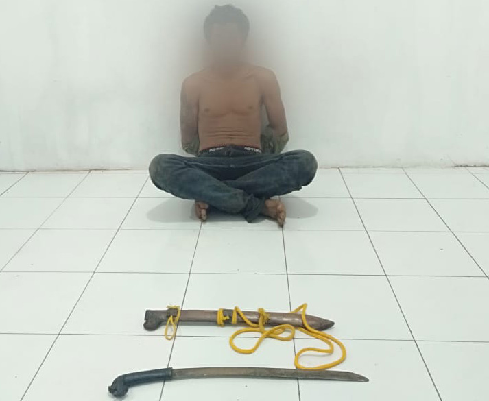 PELAKU PEMBUNUHAN: KM alias Rudin  saat diamankan di Polres Sumbawa, Kamis (18/2/2021).  (Randy/Radar Sumbawa/LPG)