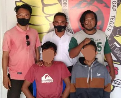 INI PELAKUNYA: Pelaku begal AB dan AR (duduk) ditangkap Tim Puma Polres Bima dan Unit Reskrim Polsek Bolo, Senin (8/2/2021). (Polres Bima for Radar Tambora/LPG)