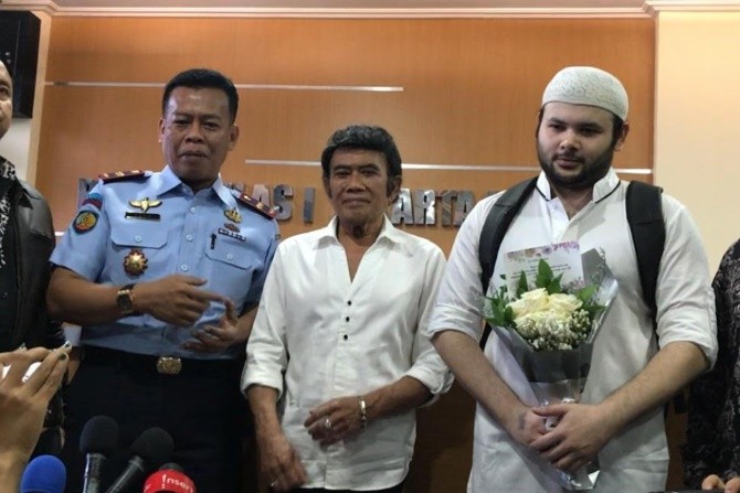 Ridho Rhoma (kanan) bebas dari tahanan didampingi sang ayah, Rhoma Irama (tengah), beberapa waktu lalu. (Istimewa)