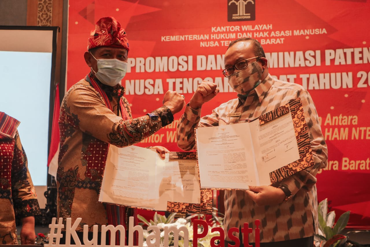 FASILITASI HAKI: Sekda NTB H Lalu Gita Ariadi (kanan) bersama Kepala Kantor Wilayah Kemenkumham NTB Haris Sukamto usai penandatanganan MoU Bidang Kekayaan Intelektual di Hotel Aruna Senggigi, Lombok Barat, Kamis (4/3/2021). (Diskominfotik NTB for Lombok P