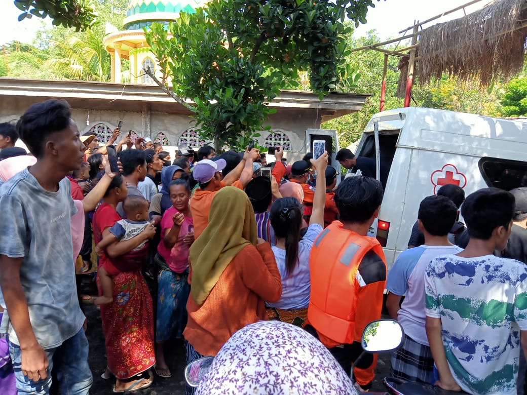 DITEMUKAN MENINGGAL: Personel Polsek Praya Barat, BPBD Loteng, dan Basarnas NTB menurunkan jenazah Peby di kediaman orang tuanya di Dusun Karang Daye, Desa Kawo, Sabtu (6/3/2021). (Dedi/Lombok Post)