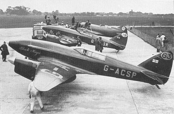 Sejumlah pesawat yang berpartisipasi dalam MacRobertson Air Race 1934 yang digelar Royal Aero Club dengan rute London Melbourne.