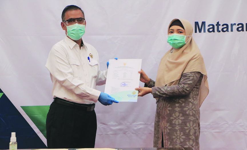 SERAHKAN LKPD: Wakil Gubernur NTB Hj Sitti Rohmi Djalilah (kanan) menyerahkan LKPD tahun 2020 kepada Kepala BPK Perwakilan NTB Hery Purwanto di auditorium kantor BPK Perwakilan NTB, Rabu (24/3/2021).