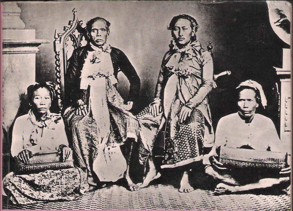 Raja Mataram Lombok terakhir Anak Agung Gde Ngurah ( dua dari kiri) berpose di Batavia. Kemungkinan foto ini diambil sekitar  sekitar tahun 1872 setelah pelantikannya sebagai raja. (rijkmuseum.nl)