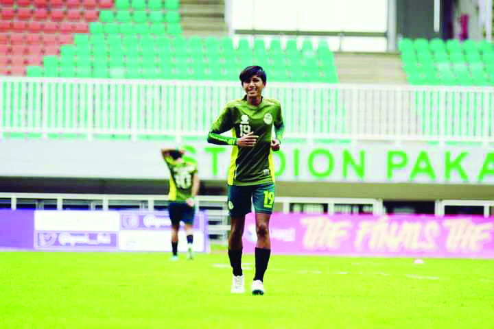 PERKUAT TIMNAS: Pesepak bola putri NTB Baiq Amiatun Shalihah menjalani latihan. (IST/LOmbok Post)