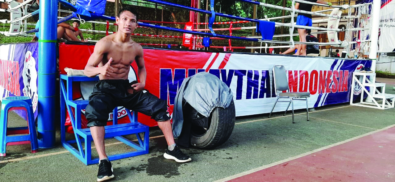 Atlet Muathai NTB Ardiansyah sedang mempersiapkan diri menghadapi Kejurnas IX dan Liganas XI Muathai. (IST/Lombok Post)