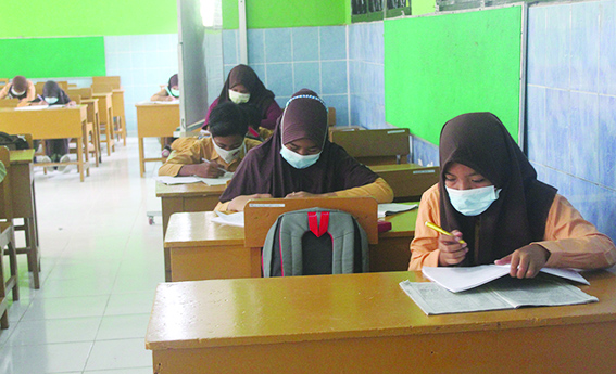 SEGERA DIBUKA: Murid kelas VI SDN 38 Mataram mengerjakan tugas awal bulan lalu.  Komisi X DPRRi mendukung kebijakan membuka kembali sekolah Juli mendatang dengan memperhatikan keamanan dan keselamatan siswa. (Yuyun/Lombok Post)