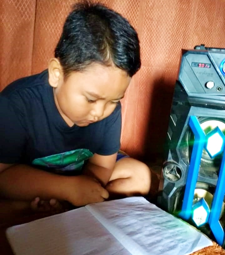 BDR: Seorang murid salah satu SD di Kecamatan Unter Iwis, Sumbawa, mengikuti BDR melalui frekuensi 90.1 FM Qradio Sumbawa, awal Maret lalu. (Rusdianto for Lombok Post)