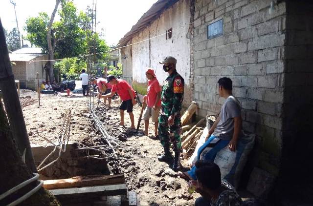 DIBANGUN ULANG: Salah satu RTG di Desa Setiling, Batukliang Utara, Loteng dibongkar total untuk dibangun ulang, Kamis (18/3). (Dedi/Lombok Post)