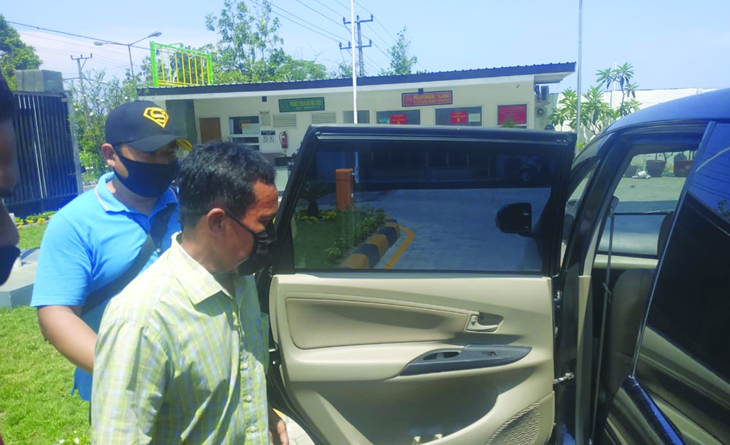 DIEKSEKUSI: Terpidana korupsi dana hasil penyewaan lahan untuk tower telekomunikasi Asmuni, masuk ke dalam mobil setelah jaksa melakukan eksekusi penahanan, Jumat (19/3/2021). (Harli/Lombok Post)