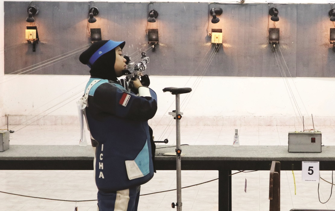 EMAS PERTAMA: Petembak NTB Citra Putri Budi Andini berhasil meraih medali emas pertama bagi NTB pada Kejurnas Menembak KSAU Cup, Rabu (24/3/2021). (Pujo/Lombok Post)