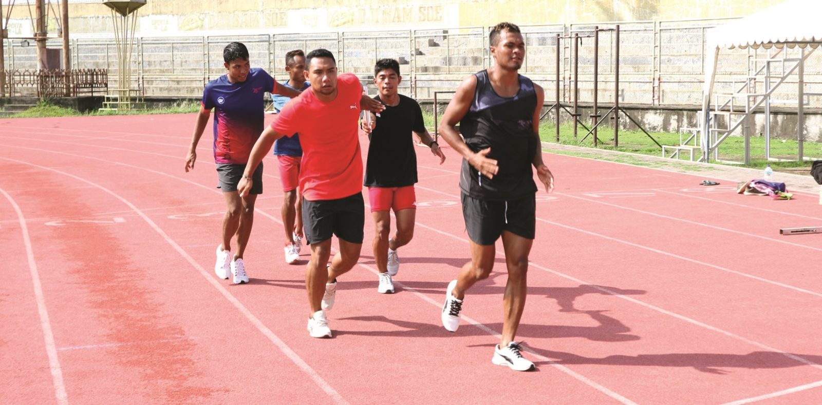 LATIHAN TERPISAH: Tim lari estafet 4x100 meter putra NTB saat berlatih bersama di lintasan atletik GOR 17 Desember Mataram, beberapa waktu lalu. (Dok/Lombok Post)