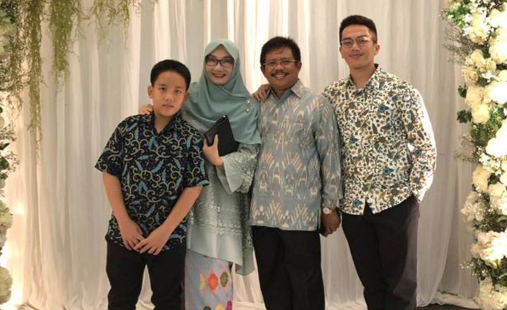 DALAM KENANGAN: Istri Direktur Utama PT AMGM Hj Eryuati (dua dari kiri) foto bersama suami dan dua buah hatinya.