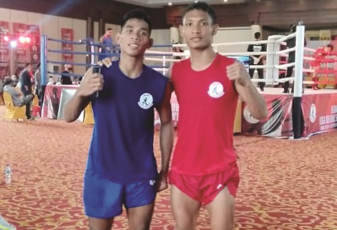 MENANG: Petarung NTB Ardiansyah (kanan) usai memenangkan pertandingan pertama di Kejurnas dan Liganas Muaythai di Kendari, Sulawesi Tenggara, Kamis (25/3/2021). (IST/Lombok Post)