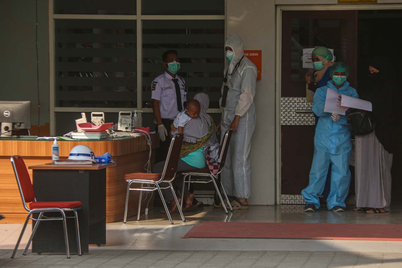 JANGAN LENGAH: Seorang pasien menunggu giliran untuk dilayani di RSUD Kota Mataram, beberapa waktu lalu. Warga Kota Mataram diminta tetap waspada karena kasus Korona dan angka kematian akibat penyakit ini terus meningkat.