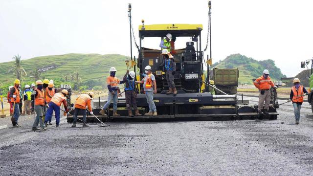 LAPIS PERTAMA: Para pekerja terus berpacu dengan waktu membangun sirkuit Mandalika, Sabtu (27/2). Progresnya masuk tahap pengaspalan lapis pertama. (ITDC for Lombok Post)
