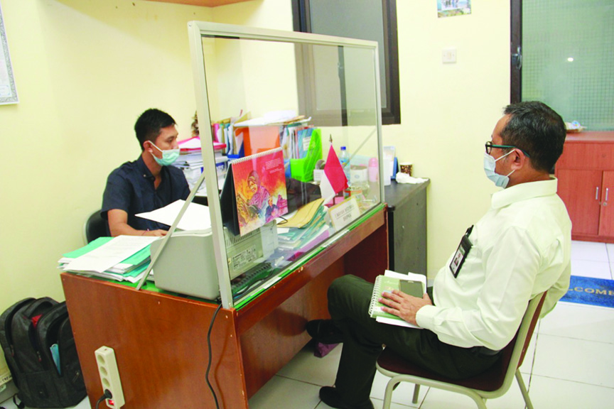 WUJUD KESERIUSAN: Perwakilan manajemen Bank NTB Syariah (kanan) saat melaporkan dugaan penyelewengan dana oleh salah satu oknum pegawai mereka kepada Direktorat Reserse dan Kriminal Khusus Polda NTB, Selasa (30/3/2021).