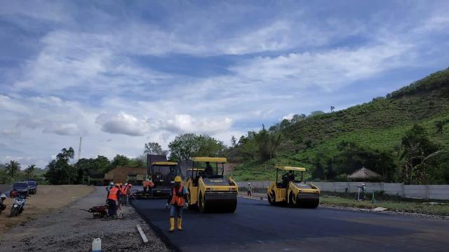 KEBUT PENGERJAAN SIRKUIT: Sejumlah pekerja sedang keras menyelesaikan pengaspalan Sirkuit Mandalika di KEK Mandalika, Lombok Tengah, beberapa waktu lalu. (ITDC untuk Lombok Post)