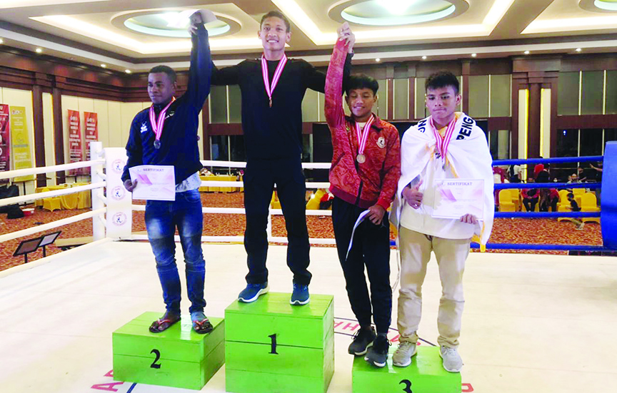 MODAL BAGUS: Petarung NTB Ardiansyah (dua dari kiri) berhasil meraih mendali emas pada kejurnas muaythai di Kendari, Sulawesi Tenggara, Sabtu (27/3/2021). (IST/Lombok Post)