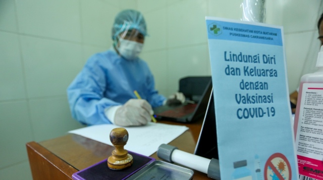 HARUS JADI ATENSI: Tenaga kesehatan di sejumlah kabupaten/kota belum menerima pembayaran insentif atas tugas-tugas mereka dalam penanganan covid di NTB. (Ivan/Lombok Post)