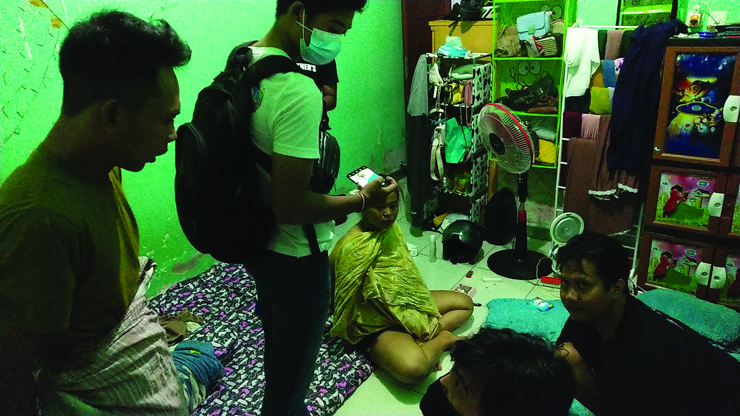 TIDAK BERKUTIK: Terduga pengedar sabu berinisial WE (tengah/duduk) dan pacarnya berinisial M (kiri) digerebek tim Satresnarkoba Polresta Mataram, Senin sore (15/3/2021) lalu. (Harli/Lombok Post)