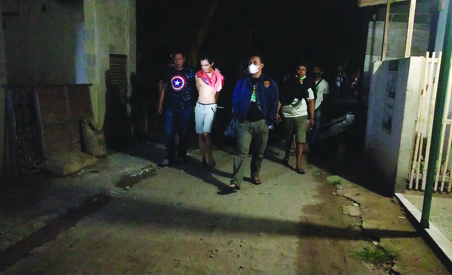 OPERASI SENYAP: Dirresnarkoba Polda NTB Kombes Pol Helmi Kwarta Kusuma Putra Rauf (tengah) berjalan dengan tim usai menangkap terduga pengedar sabu Ujang (dua dari kiri) di Gili Trawangan, Jumat dini hari (19/3/2021). (Harli/Lombok Post)