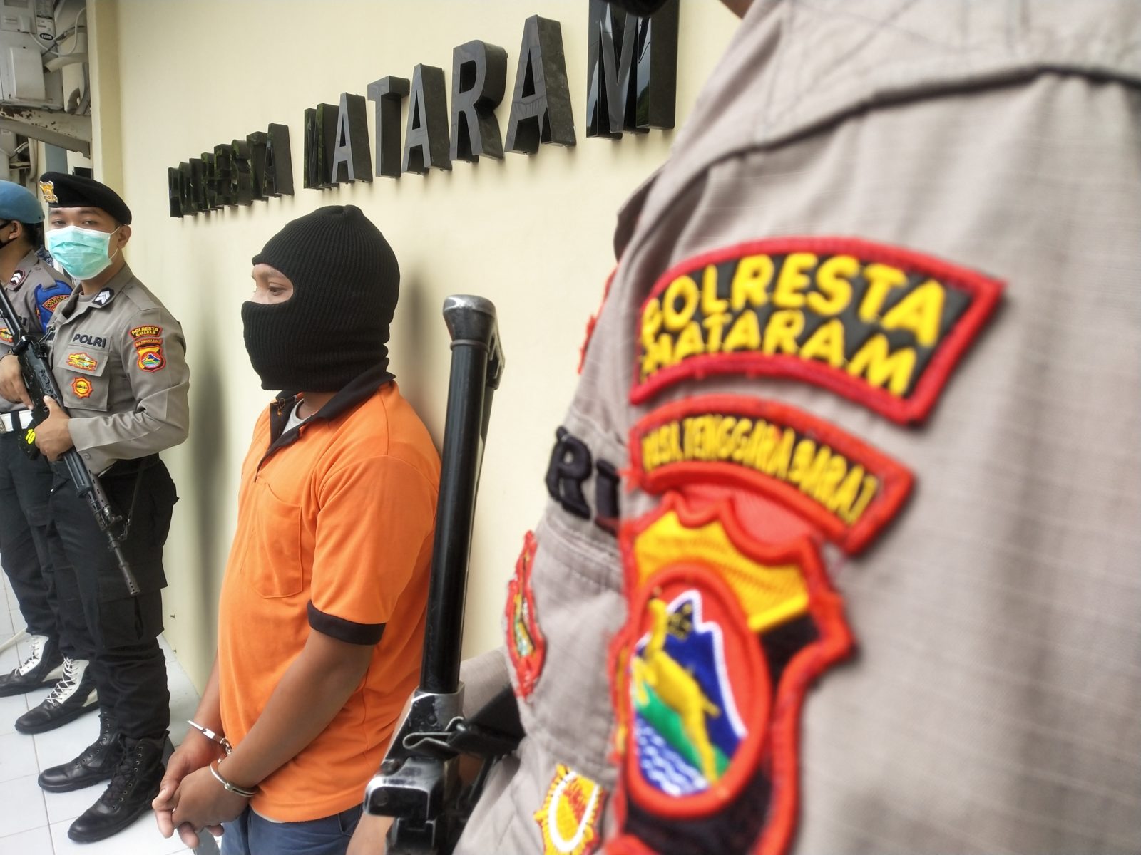 INI DIA: Terduga pengedar sabu berinisial SH dikawal polisi di Mapolresta Mataram, Senin (1/3/2021). (Harli/Lombok Post)