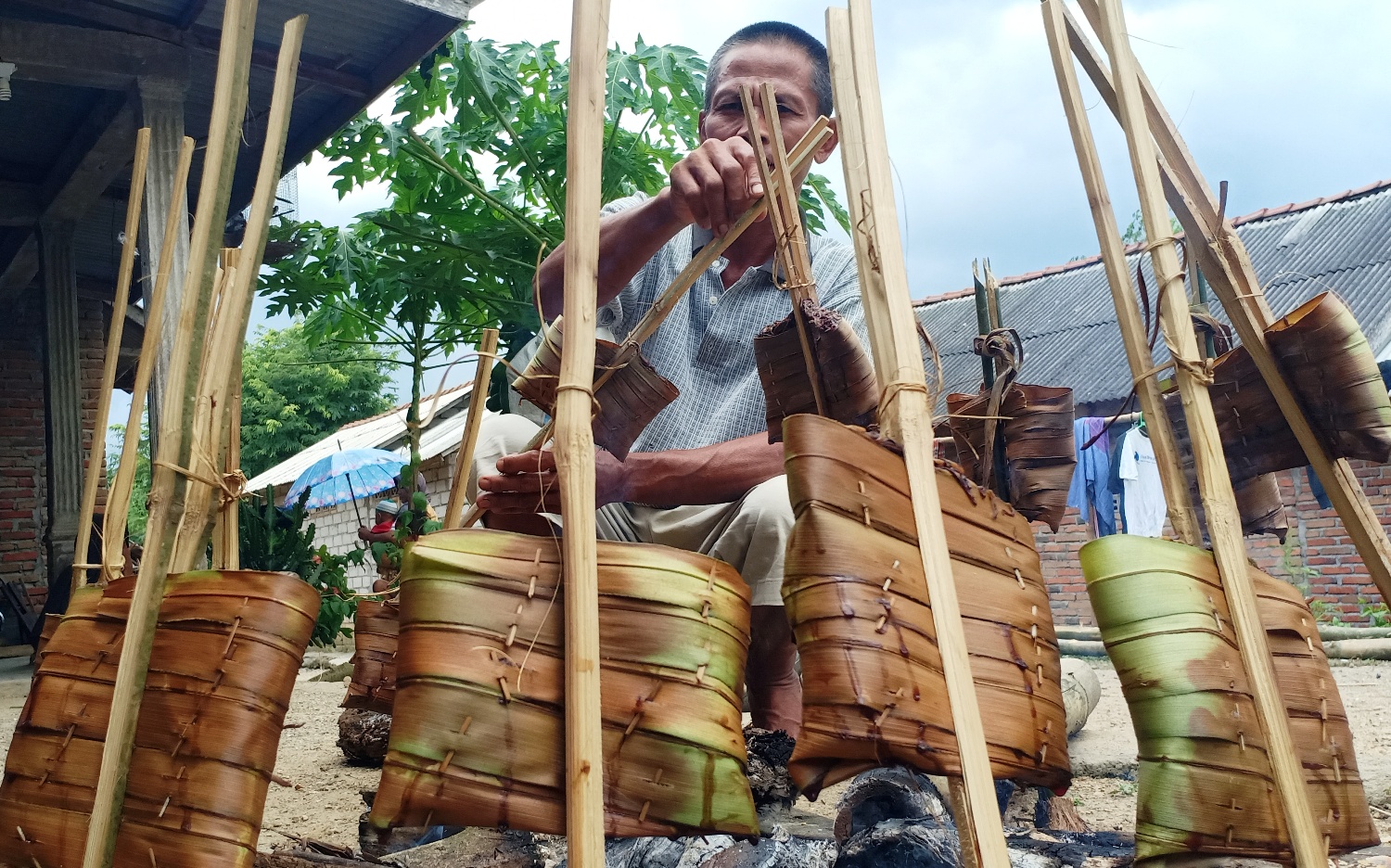 PEPES NYALE: Usman, warga Dusun Tajuk, Desa Sengkol, Kecamatan Pujut, Lombok Tengah, mengolah hasil tangkapan nyale dari Pantai Seger, Kamis (4/3/2021). (Dedi/Lombok Post)
