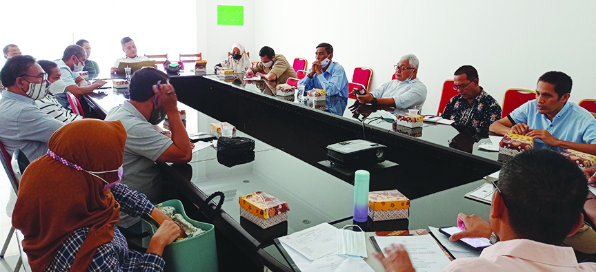 BAHAS KONI LOTENG: Ketua KONI NTB H Andy Hadoianto bersama pengurus KONI NTB menggelar rapat pleno membahas Musorkab KONI Lombok Tengah, Selasa (30/3/2021). (IST/Lombok Post)