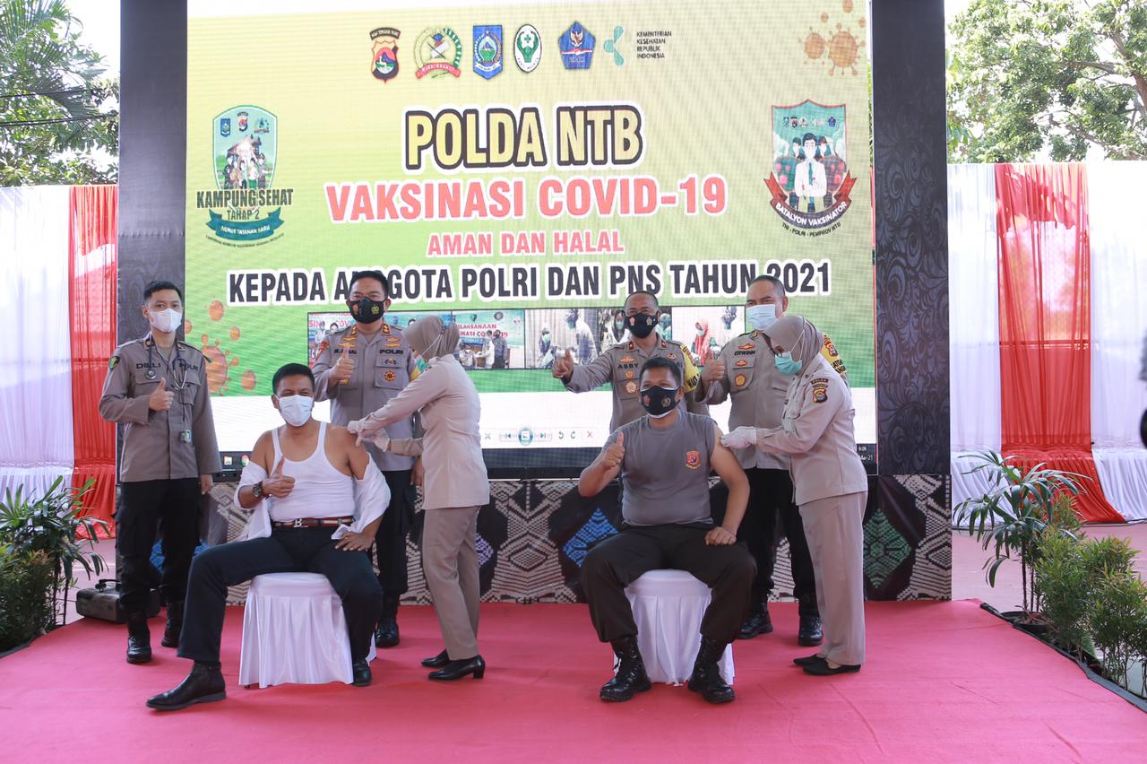 SUKSESKAN VAKSINASI: Kapolda NTB Irjen Pol Muhammad Iqbal (dua dari kiri/belakang) melihat Dirresnarkoba Polda NTB Kombes Pol Helmi Kwarta Kusuma Putra Rauf divaksin di Mapolda NTB, Senin (8/3/2021). (Harli/Lombok Post)