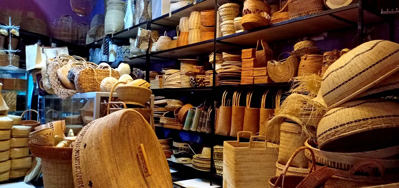 PRODUK LOKAL: Tampak kerajinan rotan dan ketak yang pasarnya sudah menembus nasional di Lingkungan Juring Leneng, Praya, Loteng, beberapa waktu lalu.
